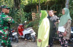 Keakraban Dansatgas TMMD dengan Warga Watuduwur di Sela Pembangunan Desa