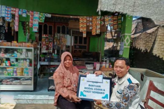 Kepedulian PLN, YBM UIK Tanjung Jati B Salurkan Bantuan Usaha dan Sembako untuk Bu Ifa