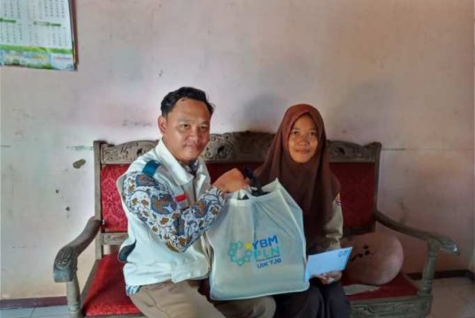 Dukung Pendidikan Anak, YBM PLN Tanjung Jati B Salurkan Bantuan untuk Atta Maulina