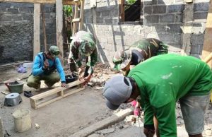 Satgas TMMD dan Warga Lakukan Pengecoran Lantai RTLH Milik Mahyadi