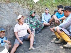 Akrab, Satgas dan Warga Watuduwur Berbagi Cerita dan Pengalaman di Sela Pelaksanaan TMMD