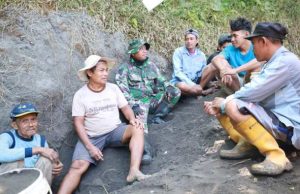 Akrab, Satgas dan Warga Watuduwur Berbagi Cerita dan Pengalaman di Sela Pelaksanaan TMMD