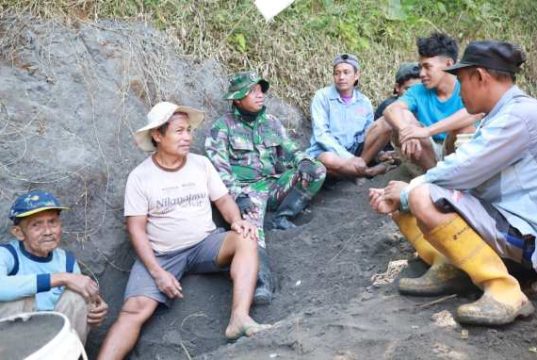 Akrab, Satgas dan Warga Watuduwur Berbagi Cerita dan Pengalaman di Sela Pelaksanaan TMMD