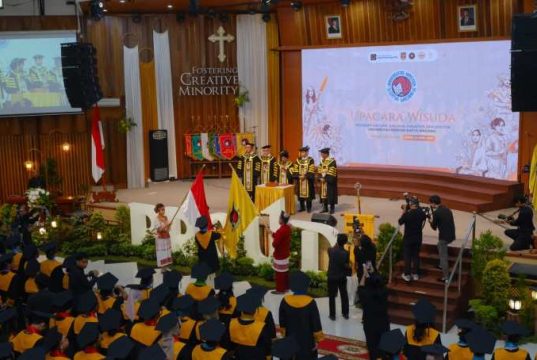 UKSW Kukuhkan 649 Lulusan, Wisuda Periode III Tampilkan Capaian Mahasiswa Berprestasi