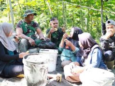 Ibu-Ibu Desa Watuduwur Dukung Semangat Satgas TMMD di Lokasi Pengecoran Jalan