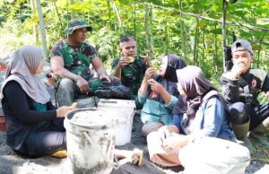 Ibu-Ibu Desa Watuduwur Dukung Semangat Satgas TMMD di Lokasi Pengecoran Jalan