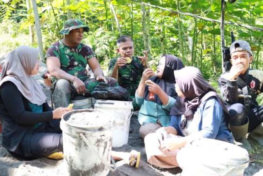 Ibu-Ibu Desa Watuduwur Dukung Semangat Satgas TMMD di Lokasi Pengecoran Jalan
