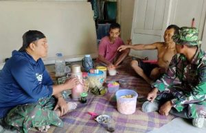 Satgas TMMD dan Warga Pererat Kebersamaan di Lokasi RTLH