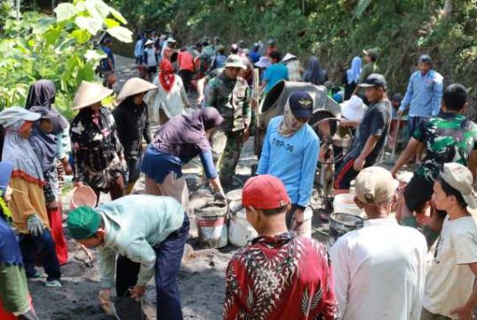 Warga Watuduwur Gotong Royong Sukseskan TMMD Ke-129