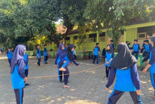 Permainan Tradisional Warnai Peringatan Hari Anak Nasional di SMPN 2 Kalinyamatan