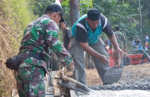 Gotong Royong Warga Percepat Pengecoran Jalan TMMD di Watuduwur