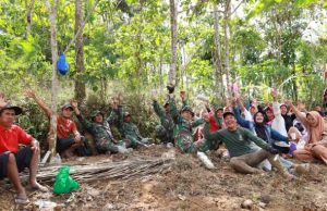Akrab, Canda Satgas dan Warga Warnai Pengerjaan TMMD di Desa Watuduwur