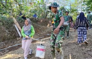 Ember Jadi Alat Andalan, Solusi di Tengah Medan yang Sulit Pembangunan TMMD