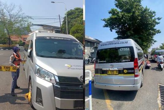 Mobil Travel Parkir Semarangan di Jalan Pandanaran II Semarang Digembok Petugas