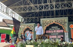 Duet Lantunkan Sholawat dengan Faza, KH. Anwar Zahid Isi Tausiah Haul Ke-16 Gus Muhabuddin Zam-Zam