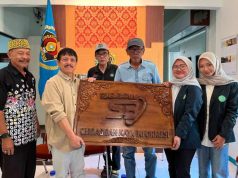 Selesai Magang, Mahasiswa Unisnu Jepara Berikan Cinderamata, Amir Machmud NS: Terus Kembangkan Passion Menulis