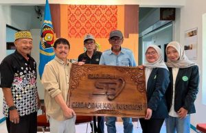 Selesai Magang di Suarabaru.id Mahasiswa Unisnu Jepara Berikan Cinderamata, Amir Machmud Ns: Terus Kembangkan Passion Menulis