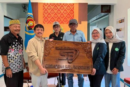 Selesai Magang, Mahasiswa Unisnu Jepara Berikan Cinderamata, Amir Machmud NS: Terus Kembangkan Passion Menulis