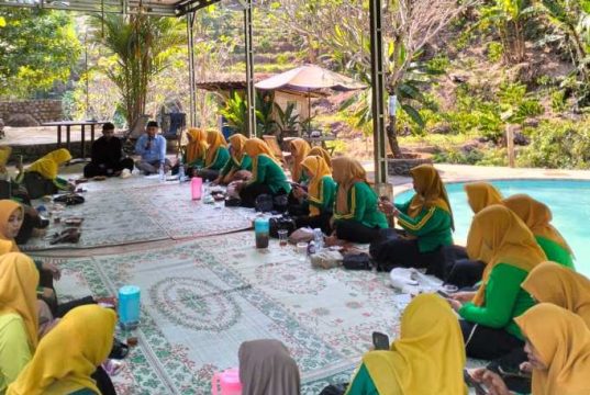 PAC Fatayat NU Batealit Recharge Semangat Kepengurusan Tahun Kedua melalui Upgrading dan Family Gathering