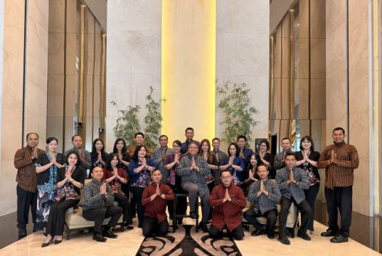 PO Hotel Semarang Tawarkan Kehangatan Pelayanan Tamu dengan Pesona Lurik Sorjan dan Kebaya Encim