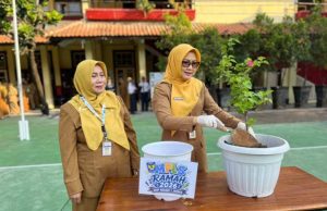 Pembukaan MPLS SMPN 1 Jepara Berlangsung Edukatif, Ditandai Penanaman Bunga Bugenvil