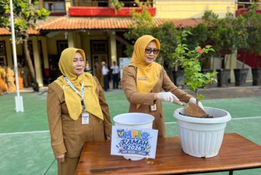 Pembukaan MPLS SMPN 1 Jepara Berlangsung Edukatif, Ditandai Penanaman Bunga Bugenvil