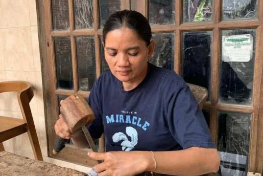 Perjuangan Rumini Mendobrak Dunia Tatah Jepara