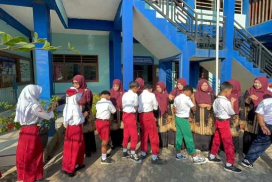 Senyum Dulu, Salam Kemudian: Cara Unik SMP Muhammadiyah Keling “Jinakkan” Hari Pertama Sekolah